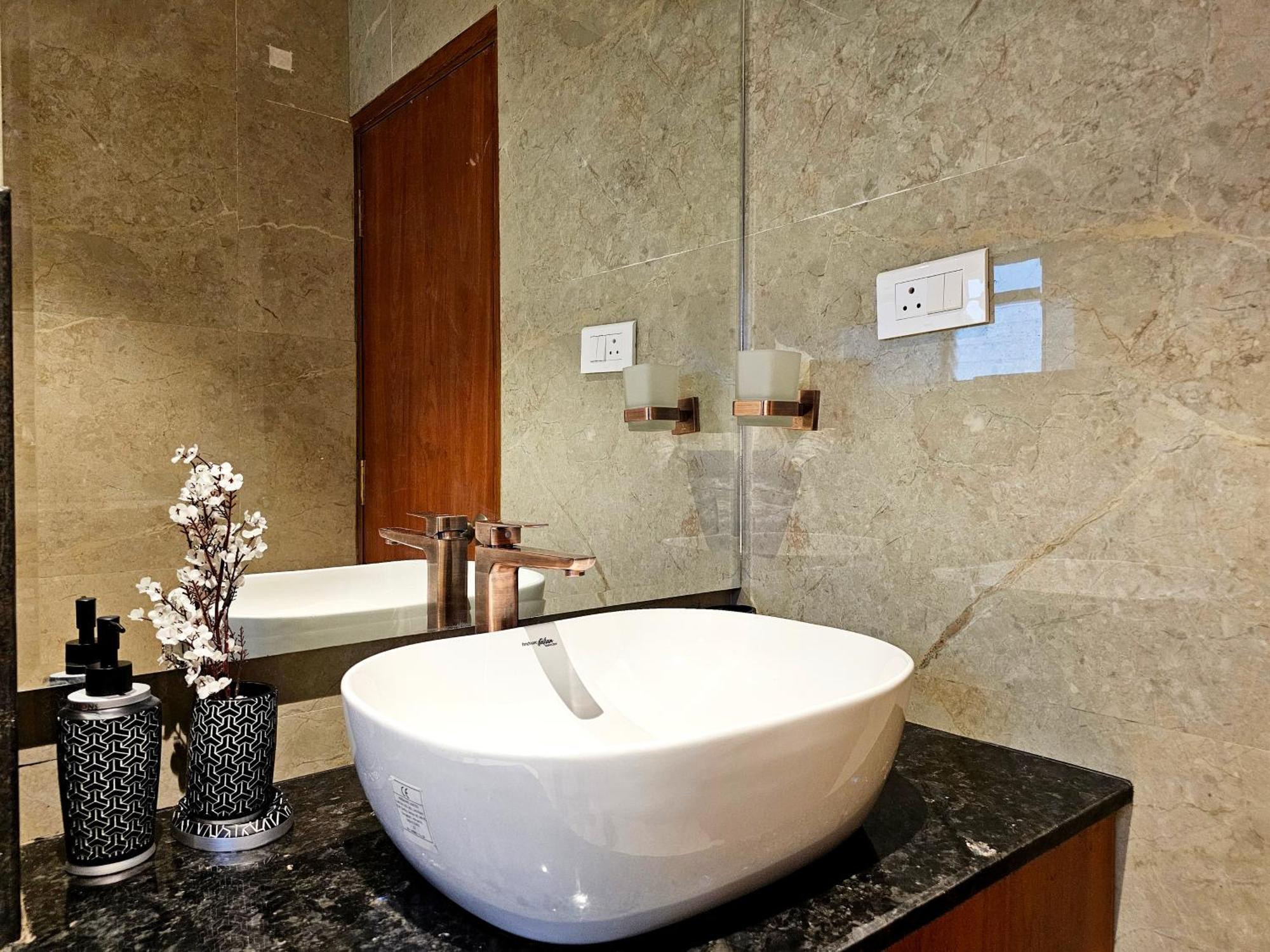 The Pentouz On 100 Feet Road Indiranagar - An Urban Luxury Retreat Apartment Bangalore Exterior photo